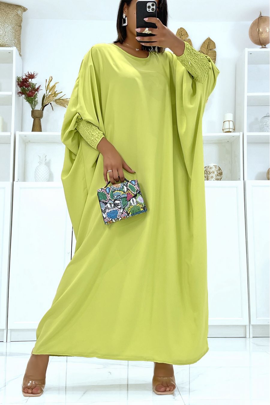 Robe vert anis satinée oversize à manches chauve souris resserré à l'avant - 1