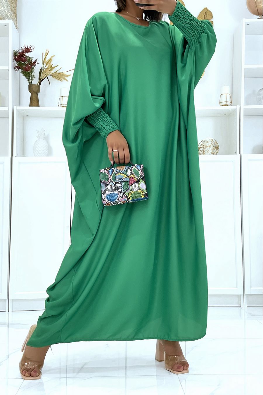 Robe verte satinée oversize à manches chauve souris resserré à l'avant - 1