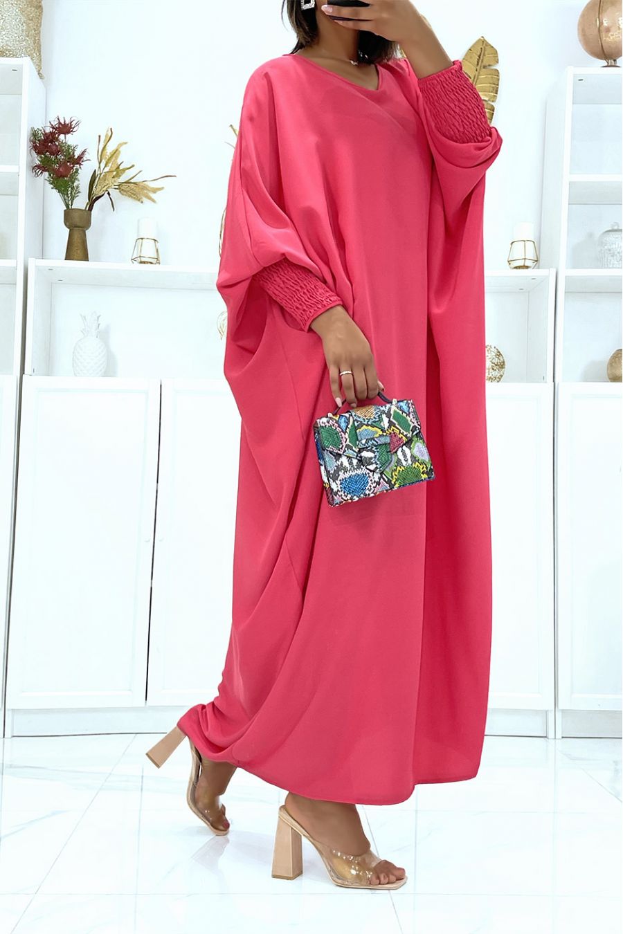 Robe fuchsia satinée oversize à manches chauve souris resserré à l'avant - 4