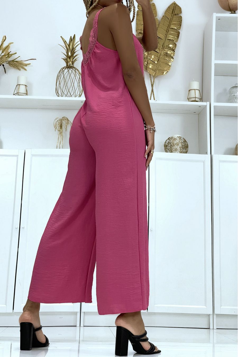 Combinaison pantalon fuchsia à col dentelle et matière très fluide - 3