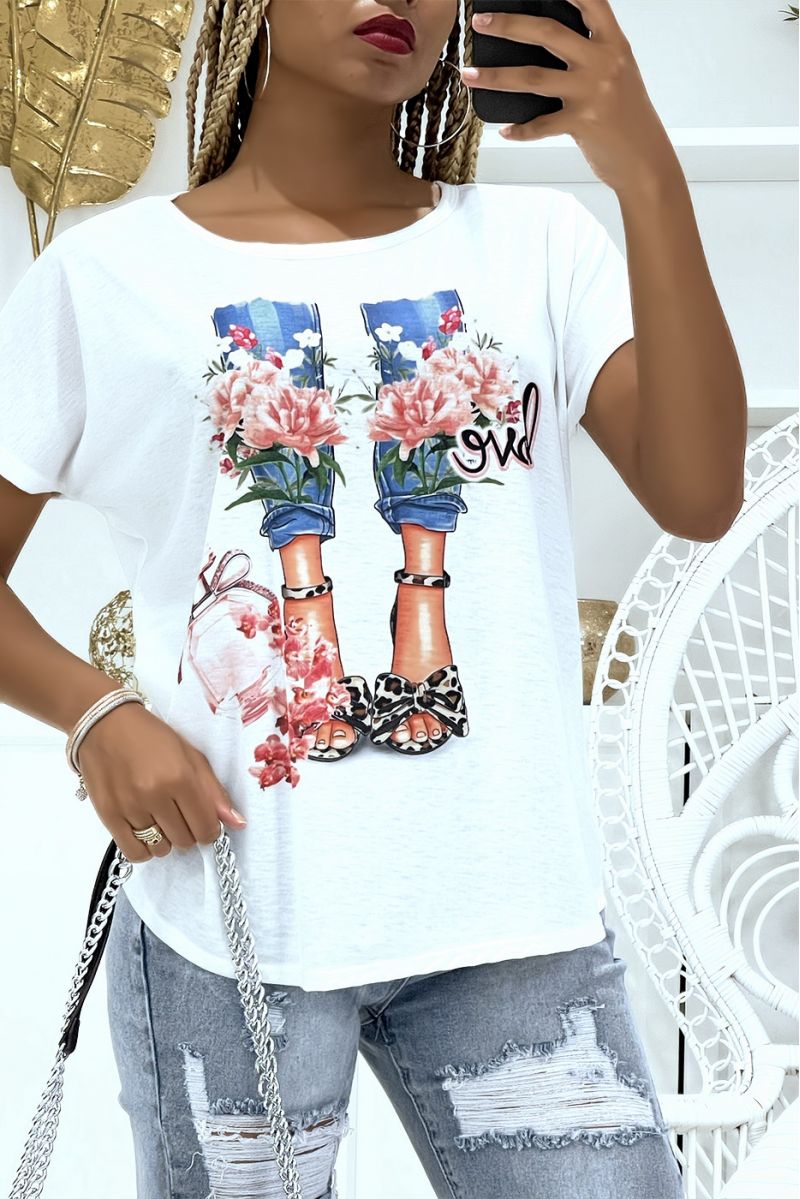 White short-sleeved t-shirt, summer print with legs and sandals - 3