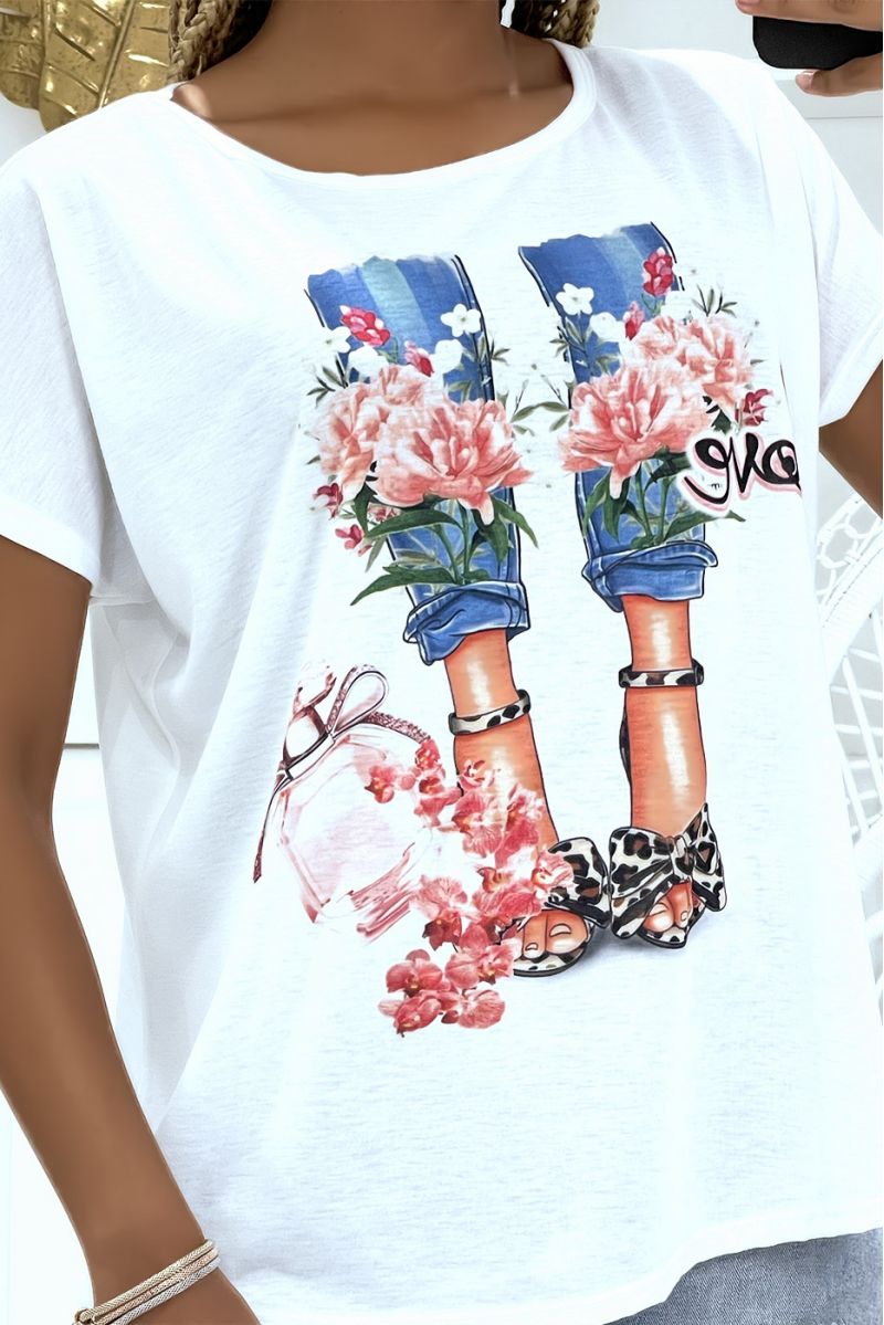 White short-sleeved t-shirt, summer print with legs and sandals - 4