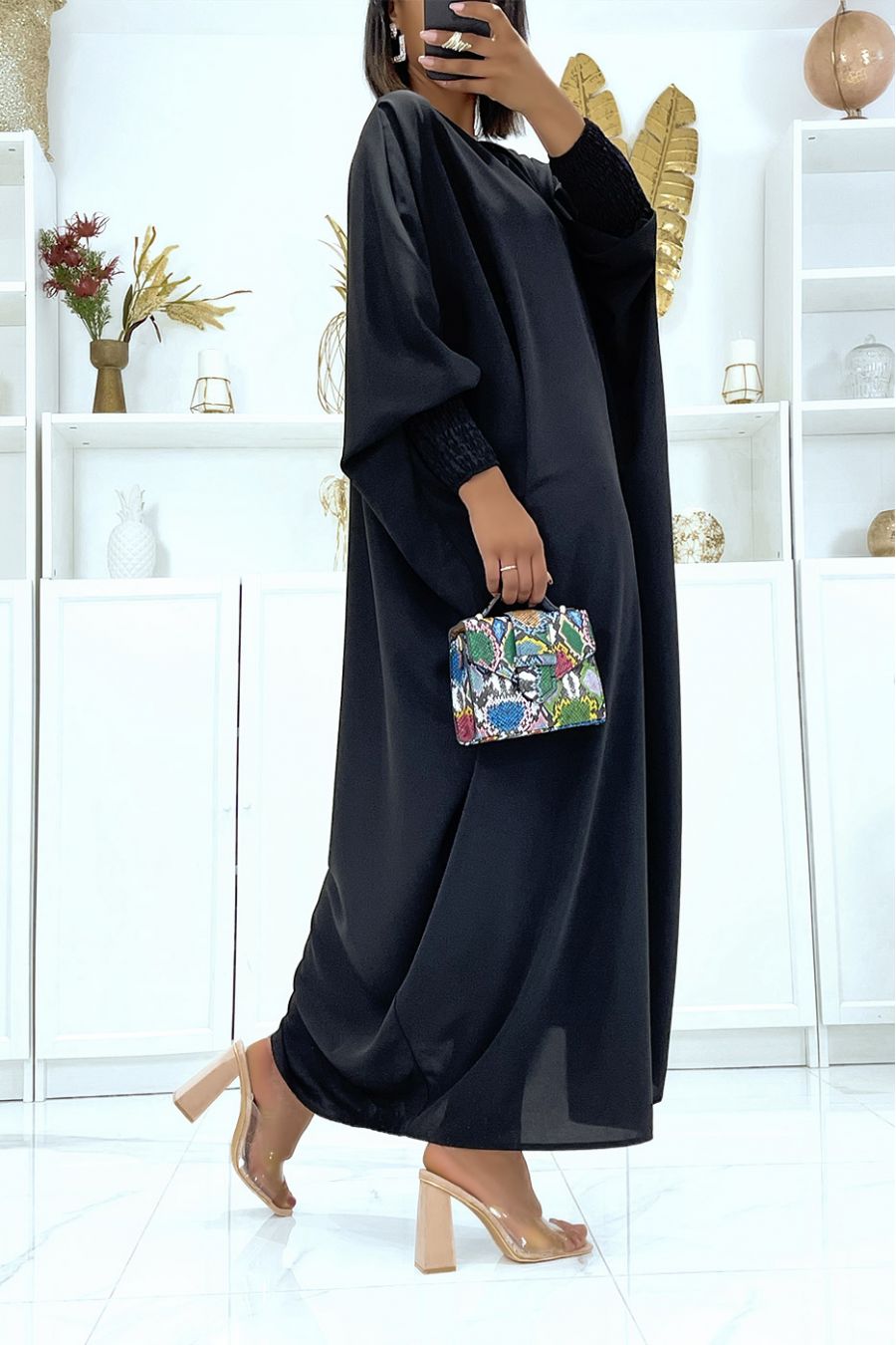 Robe noire satinée oversize à manches chauve souris resserré à l'avant - 1