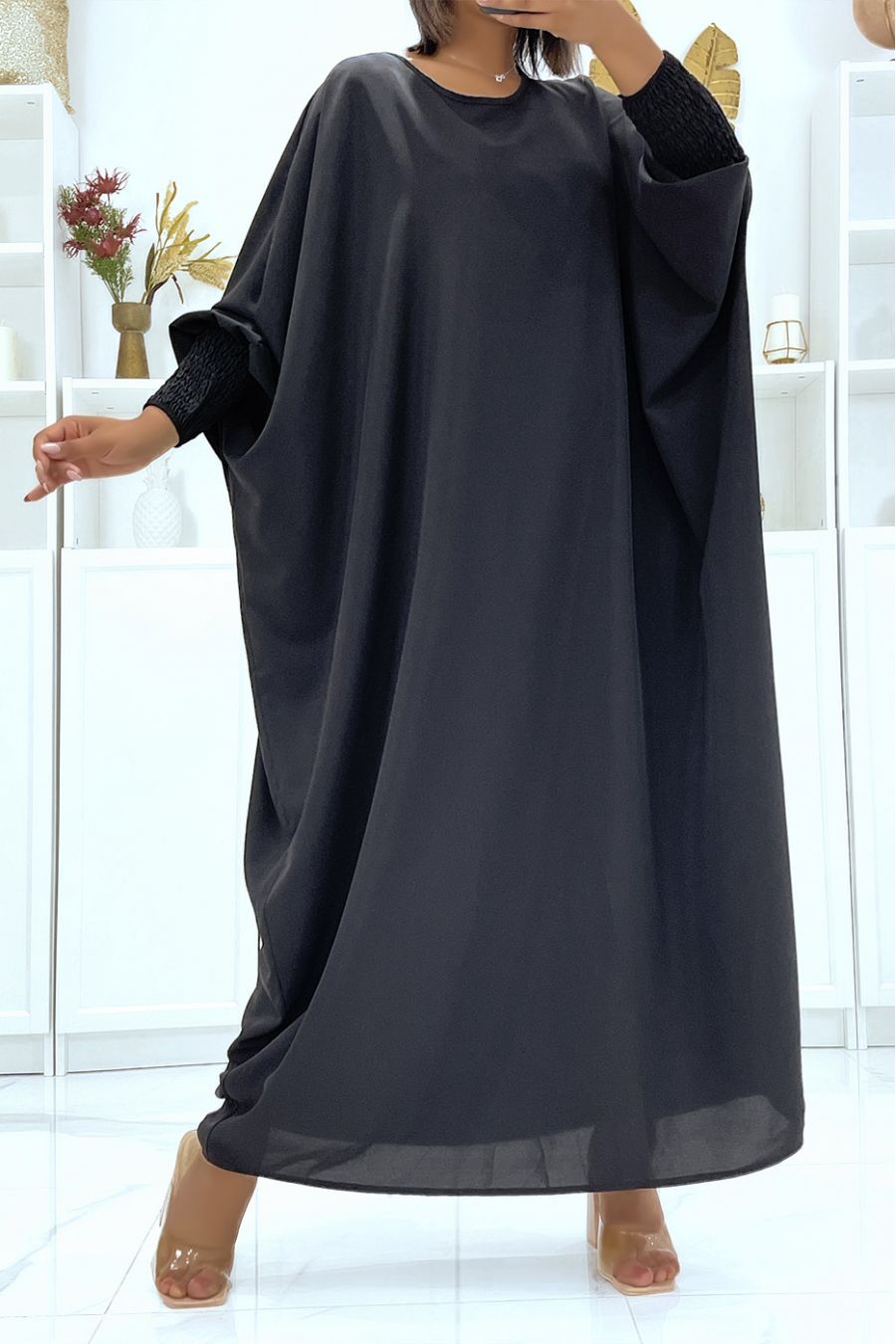 Robe noire satinée oversize à manches chauve souris resserré à l'avant - 2