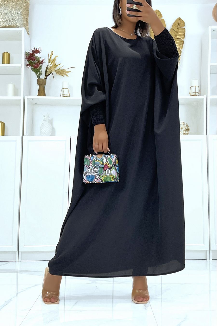 Robe noire satinée oversize à manches chauve souris resserré à l'avant - 4