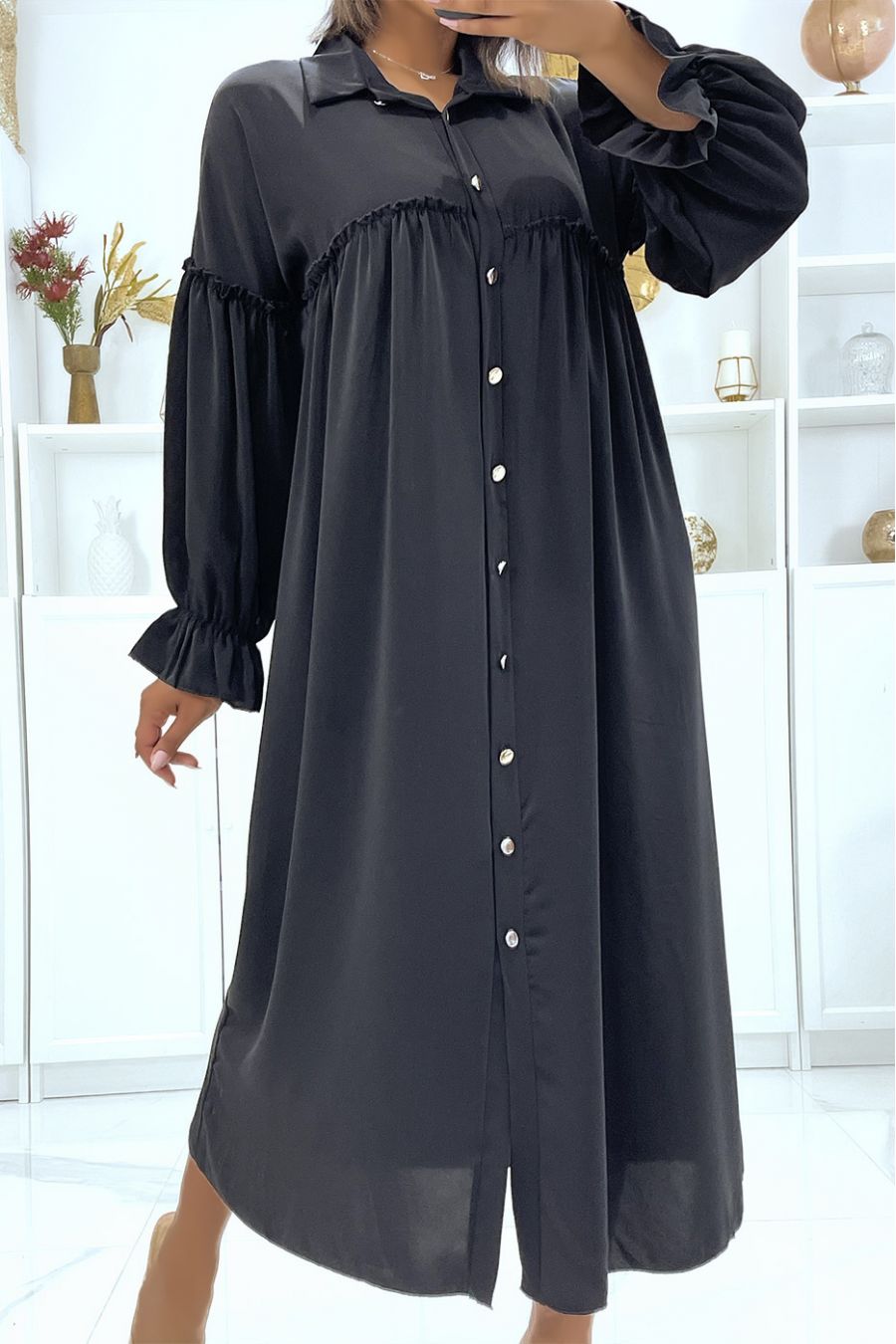 Robe noire satinée à bouton et manches bouffantes - 1