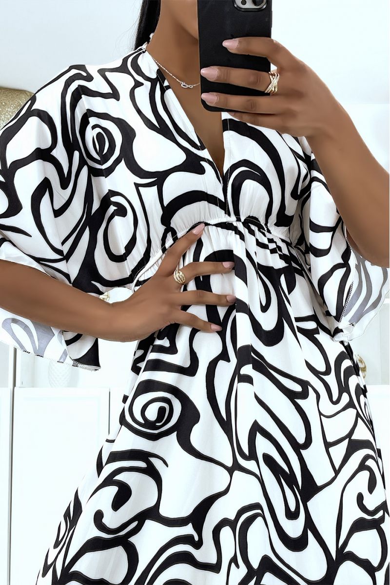 Longue robe kimono motif blanc et noir avec volant  - 5