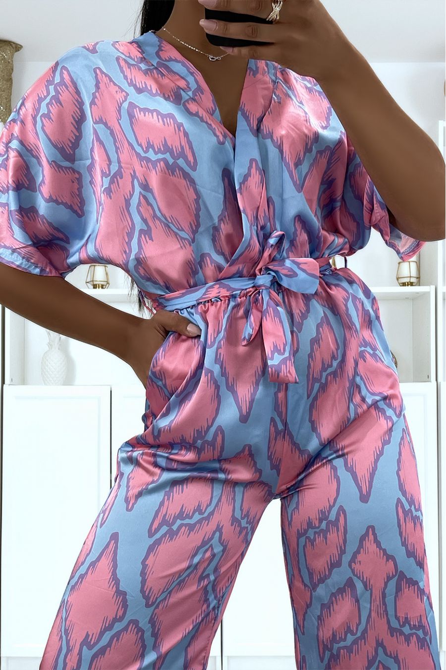 Combinaison pantalon satiné à motif rose  - 4