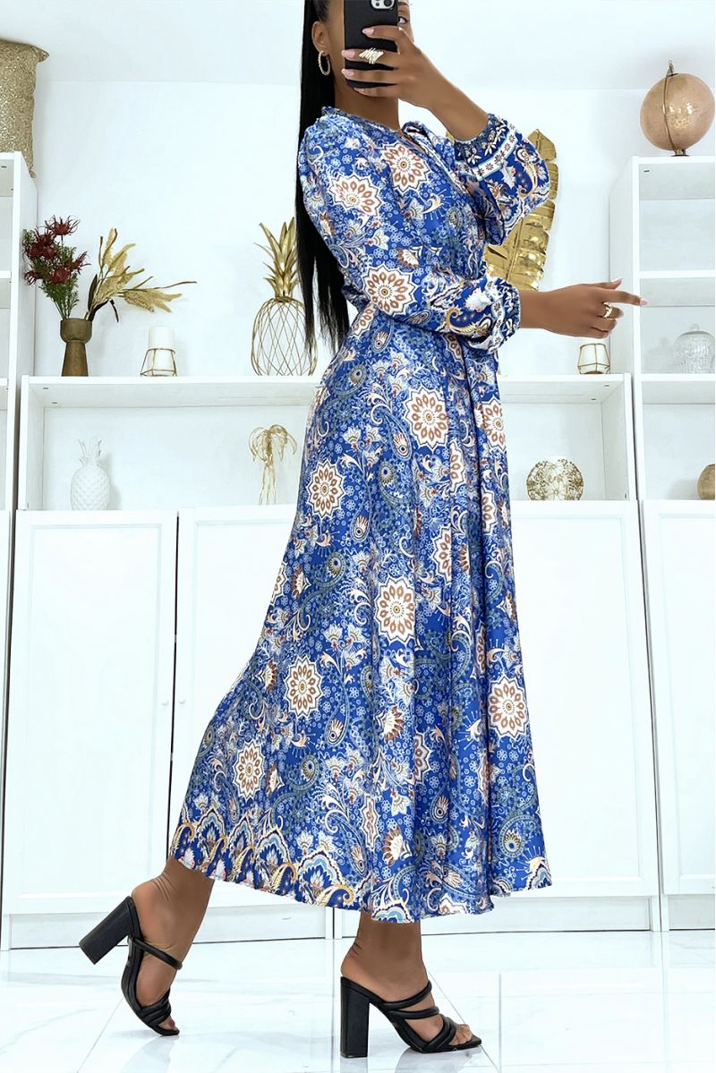 Robe longue satinée bleu à manches longues et motifs tendances ceinturée à la taille  - 3
