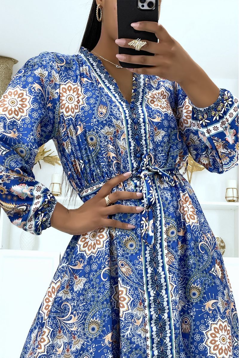 Robe longue satinée bleu à manches longues et motifs tendances ceinturée à la taille  - 5