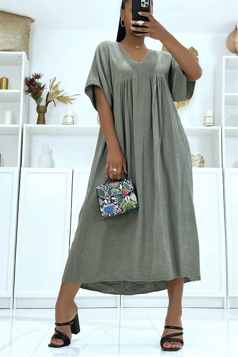 Robe longue oversize kaki à manches mi-longues et col V  - 2