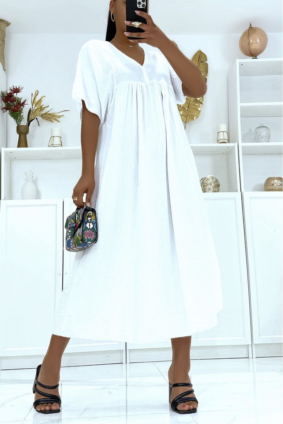 Lange witte oversized lange jurk met halve mouwen en V-hals - 1