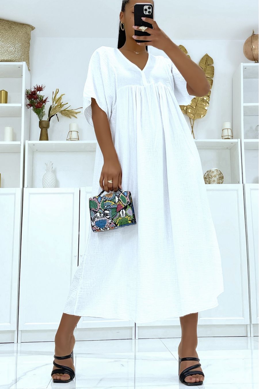 Robe longue oversize blanche à manches mi-longues et col V  - 2