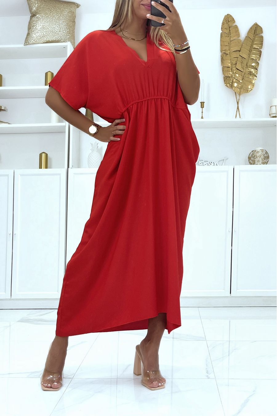 Robe oversize rouge col V cintrée à la taille et manches milongues
