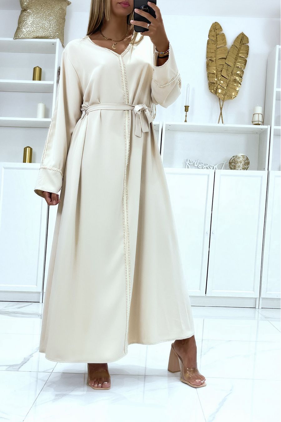 Abaya beige coupe droite à manches longues tombantes et jolies dentelles au centre - 3