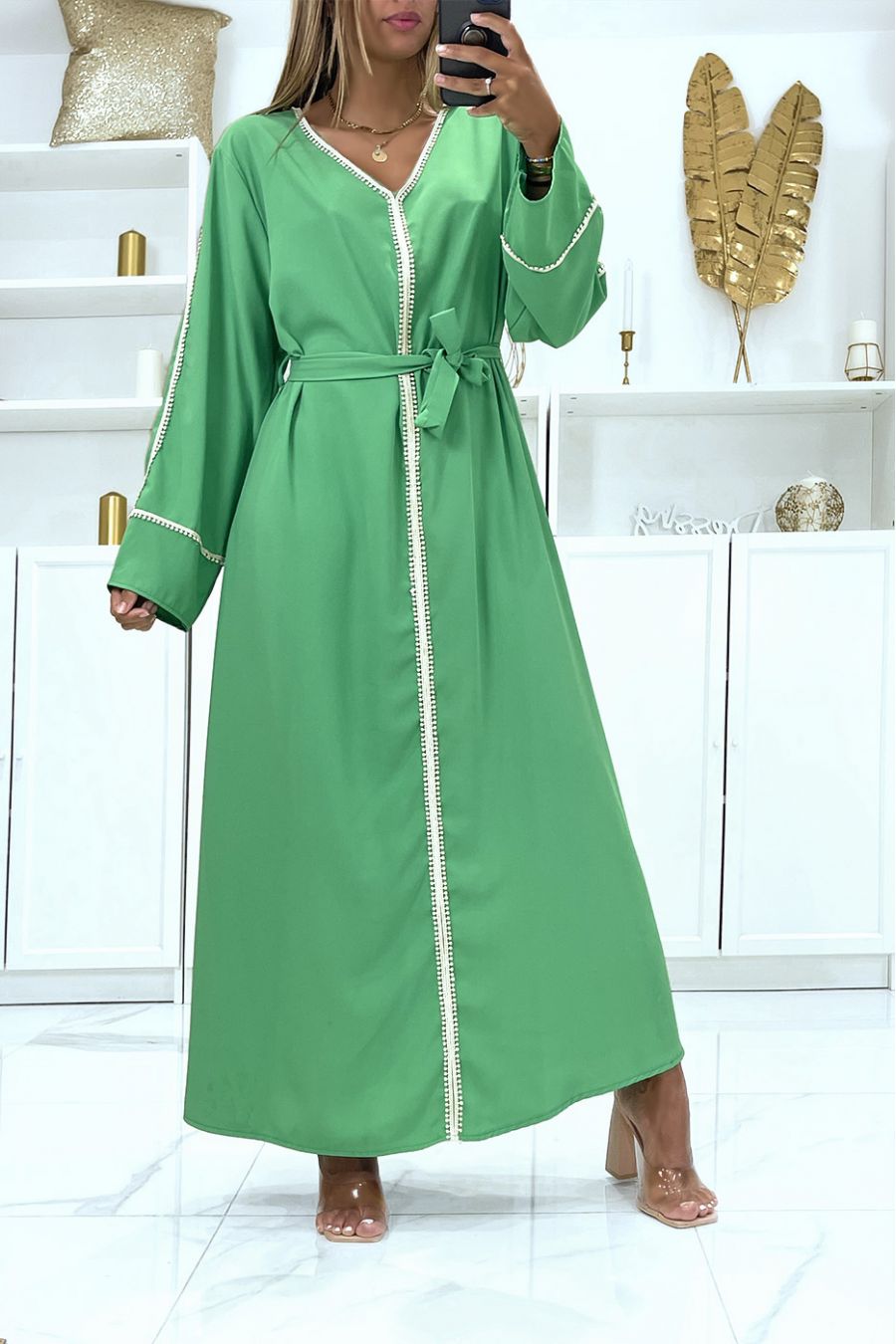 Abaya verte coupe droite à manches longues tombantes et jolies dentelles au centre - 2