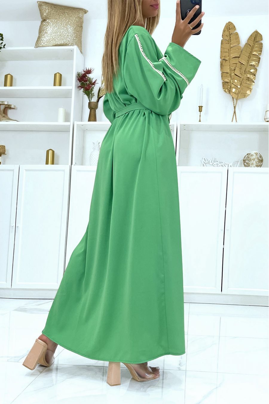 Abaya verte coupe droite à manches longues tombantes et jolies dentelles au centre - 4