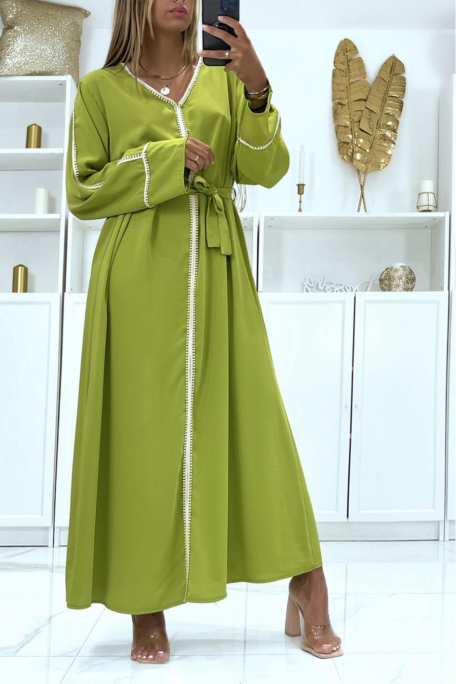 Pistachegroene abaya rechte snit met lange hangende mouwen en mooi kant in het midden - 2