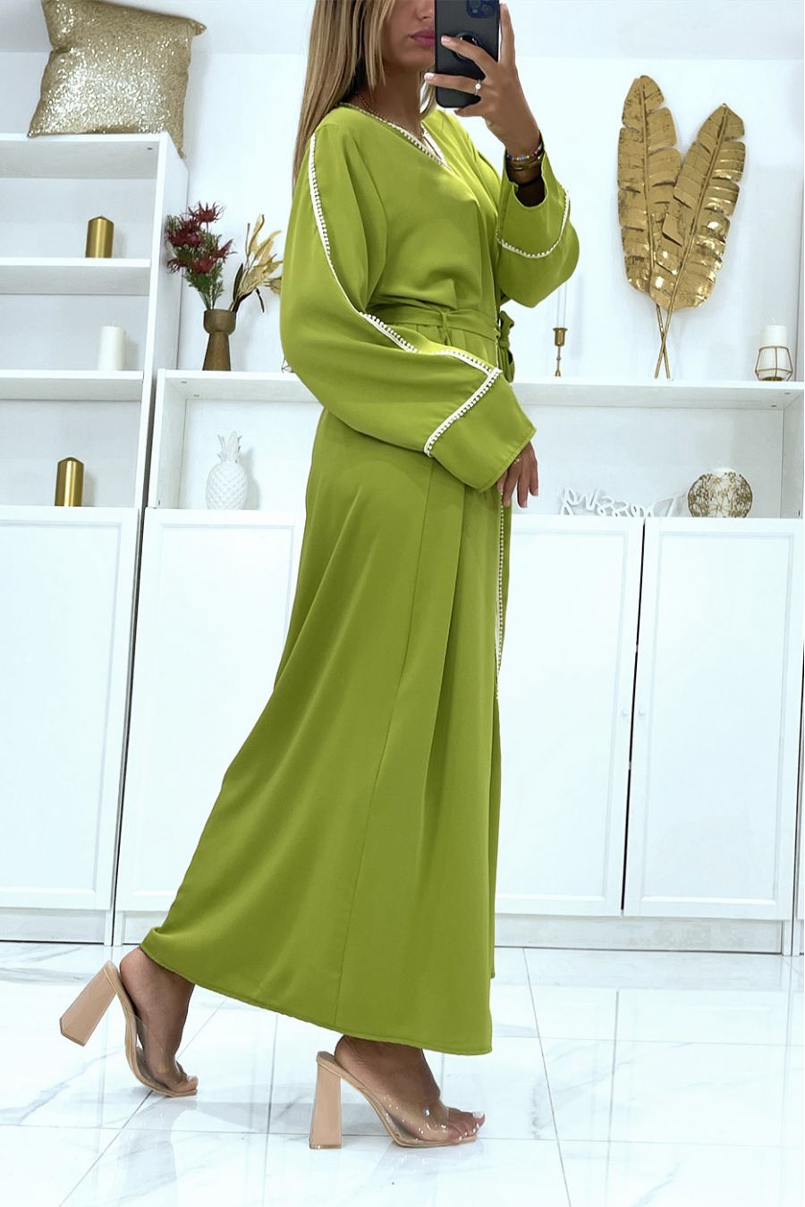 Pistachegroene abaya rechte snit met lange hangende mouwen en mooi kant in het midden - 3