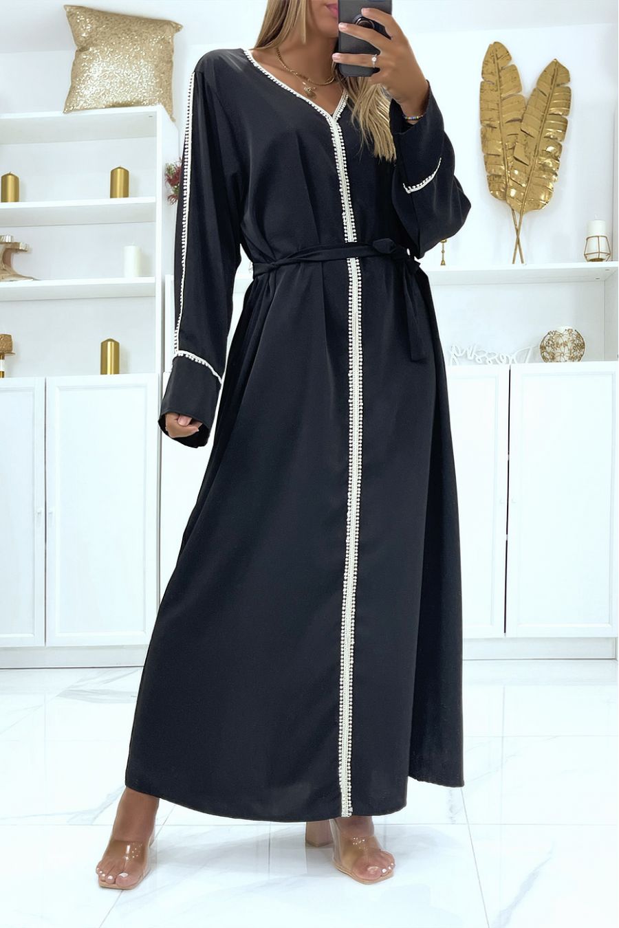 Abaya noire coupe droite à manches longues tombantes et jolies dentelles au centre - 1