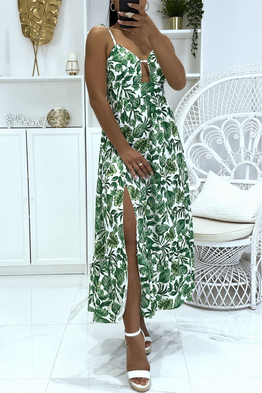 Long green dress with thin straps in colorful foliage print and super trendy V-neck - 4