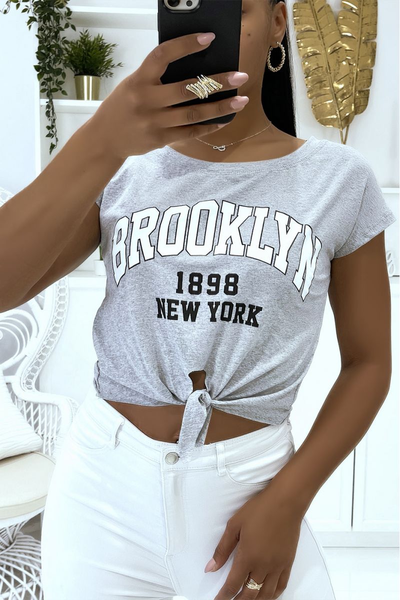 Grijze T-shirt met korte mouwen, mooie strik en Brooklin-opschrift - 1 Grijze T-shirt met korte mouwen, mooie strik en Brooklin-opschrift - 1