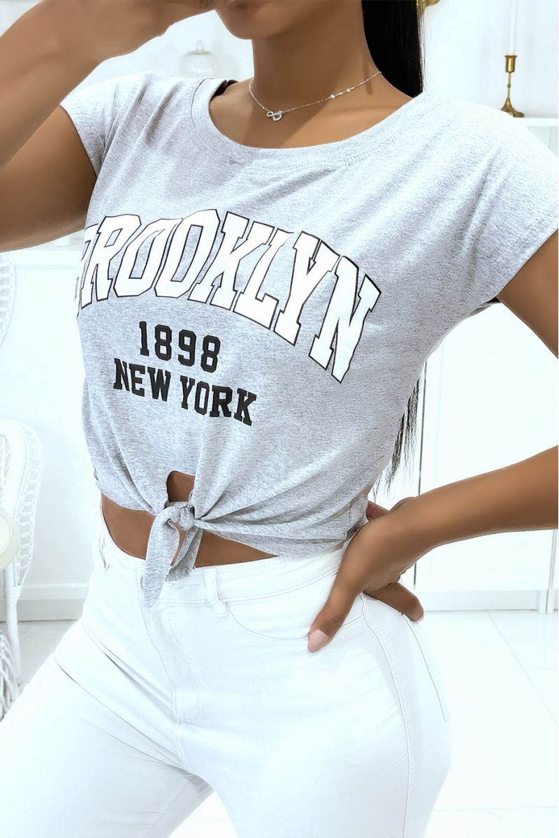 Grijze T-shirt met korte mouwen, mooie strik en Brooklin-opschrift - 2 Grijze T-shirt met korte mouwen, mooie strik en Brooklin-opschrift - 2