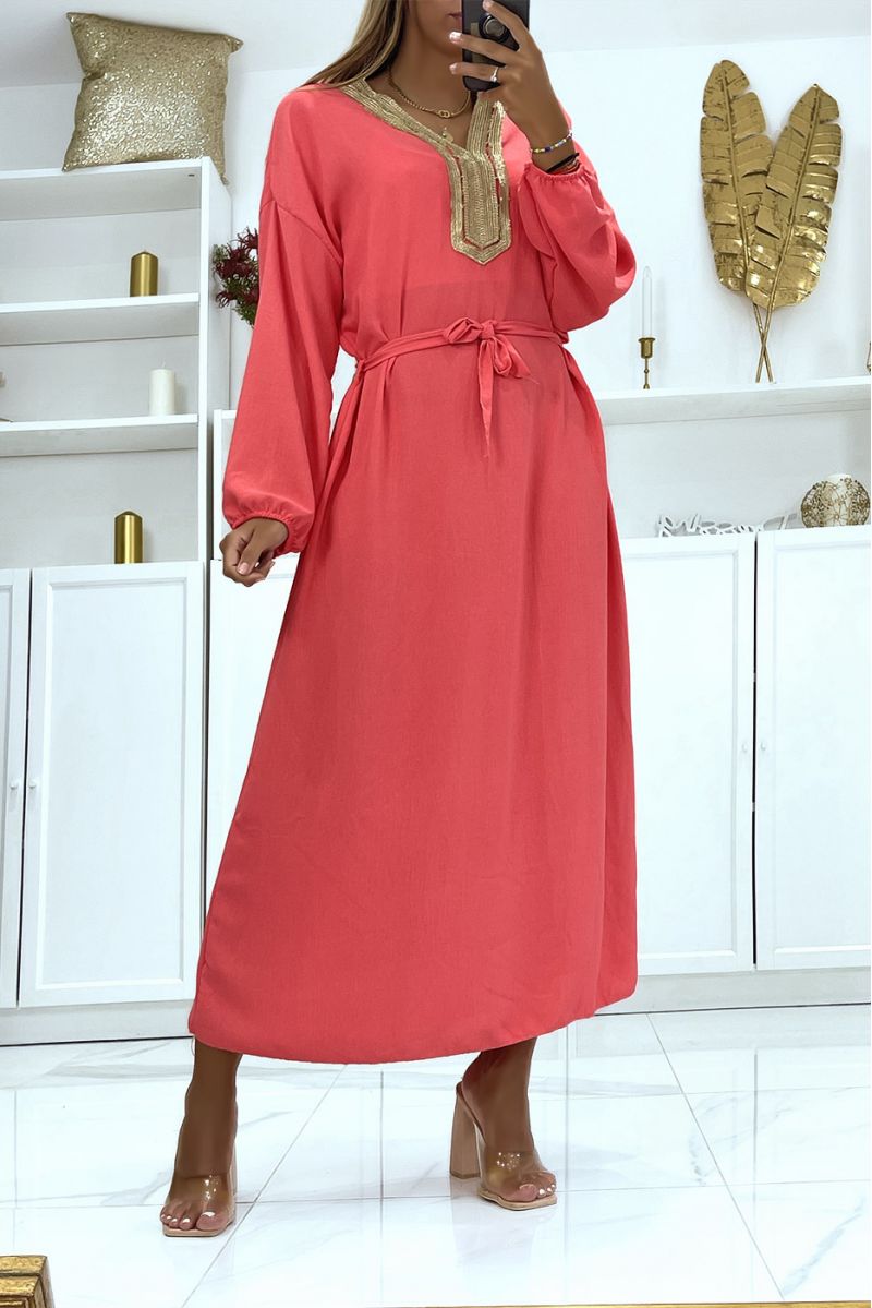 Sublime fuchsia abaya with gold details at the collar and belt at the waist - 1