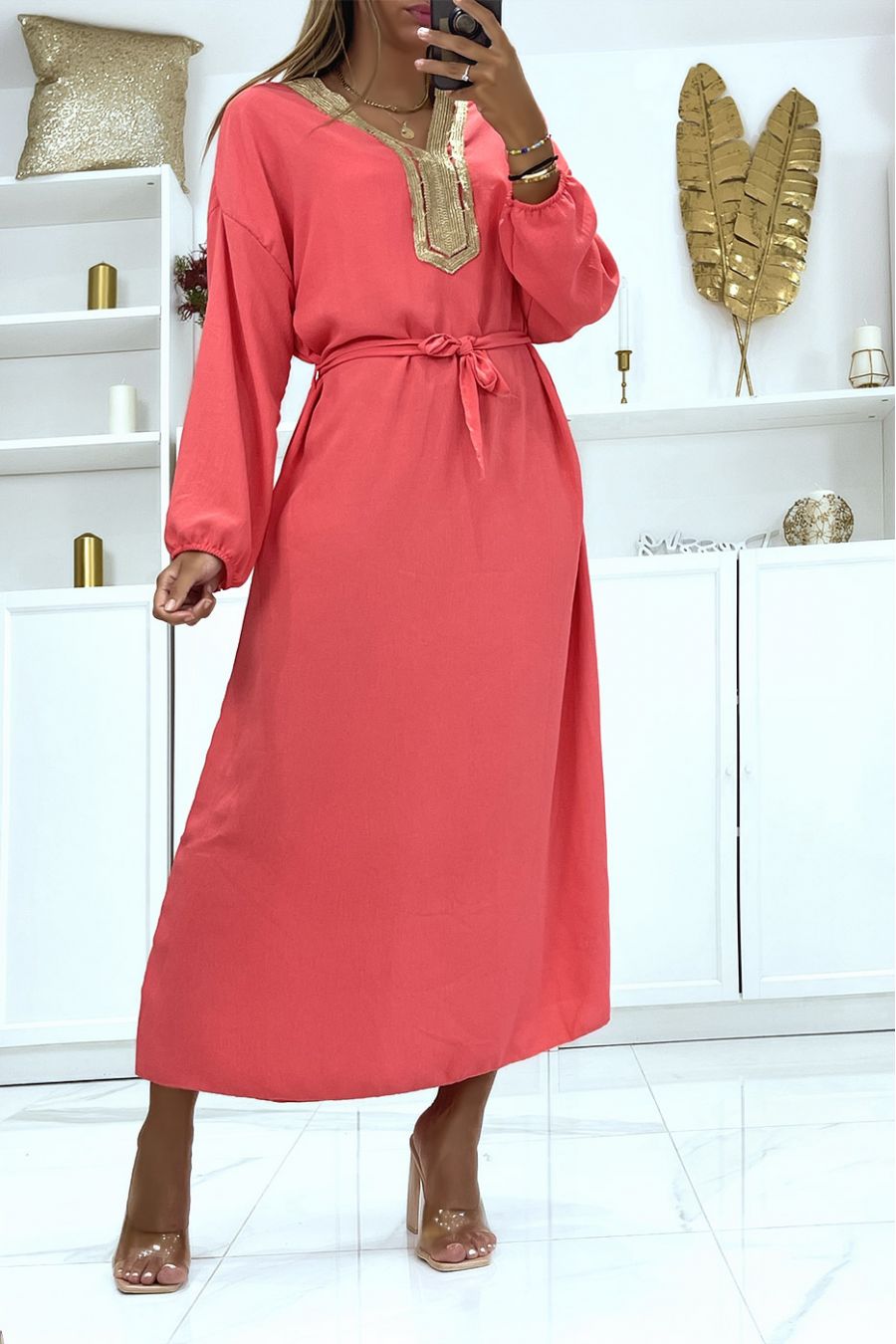 Sublieme fuchsia abaya met gouden details bij de kraag en riem in de taille - 2