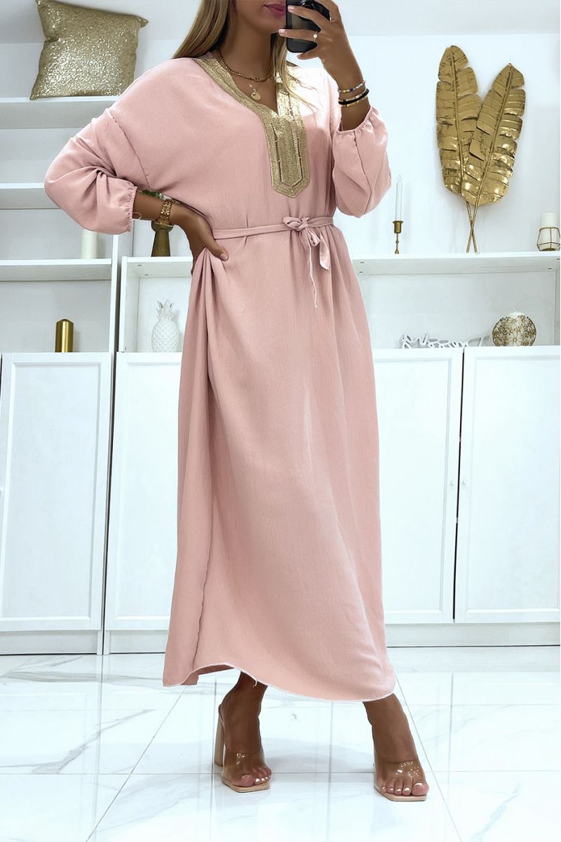 Sublime pink abaya with gold details at the collar and belt at the waist - 4