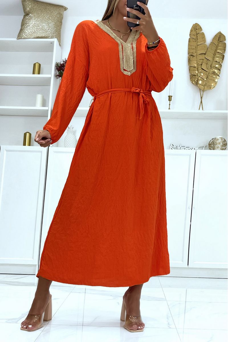 Sublime red abaya with golden details at the collar and belt at the waist - 2