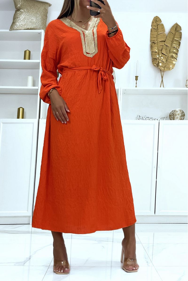 Sublime red abaya with golden details at the collar and belt at the waist - 3