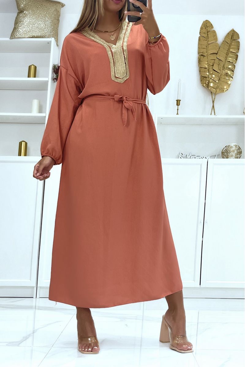 Sublieme donkerroze abaya met gouden details bij de kraag en riem in de taille - 2