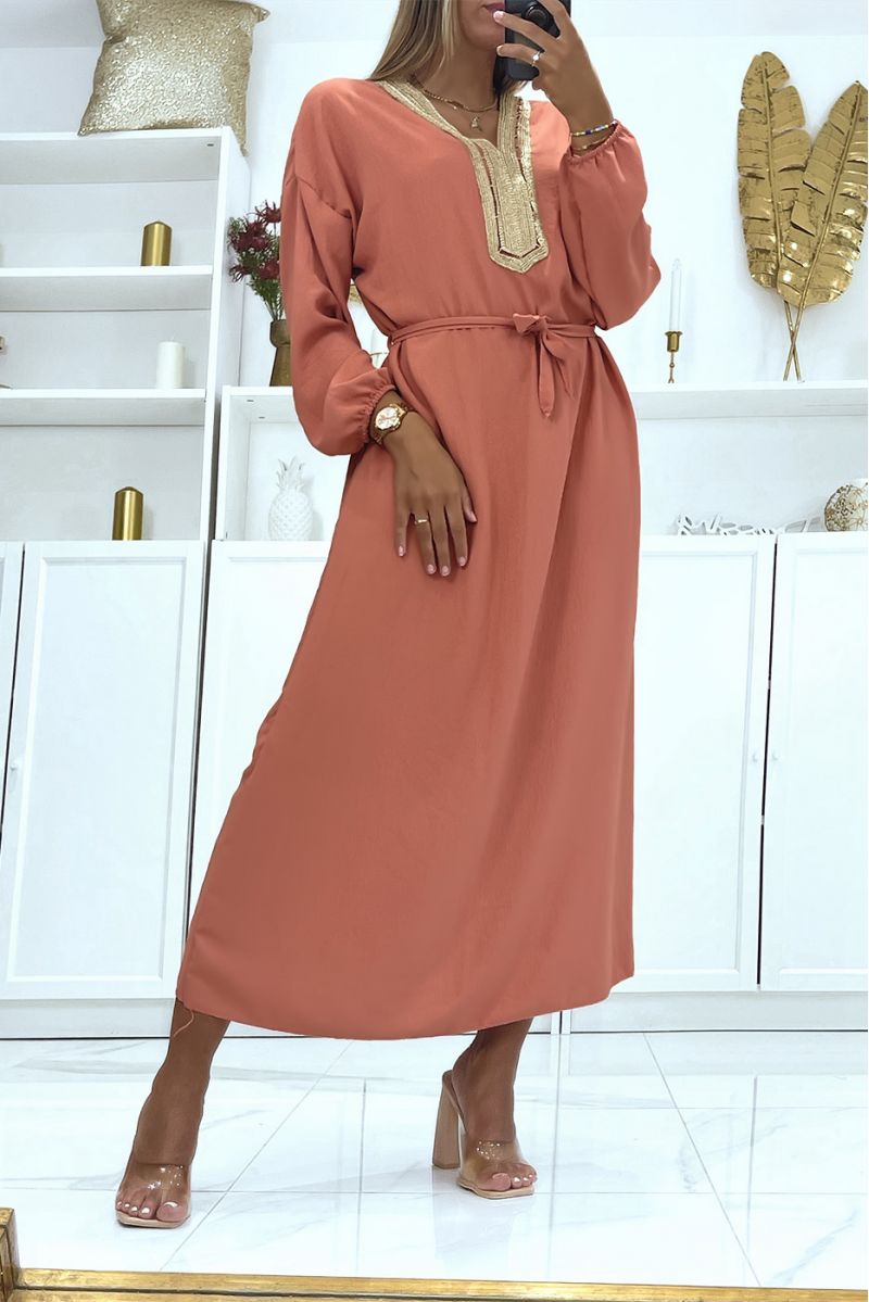 Sublime dark pink abaya with gold details at the collar and belt at the waist - 3