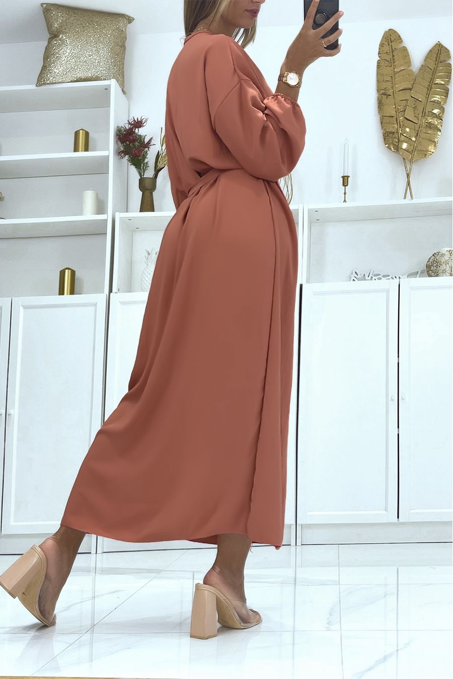 Sublime abaya rose foncée à détails dorés au niveau du col et ceinture à la taille - 4