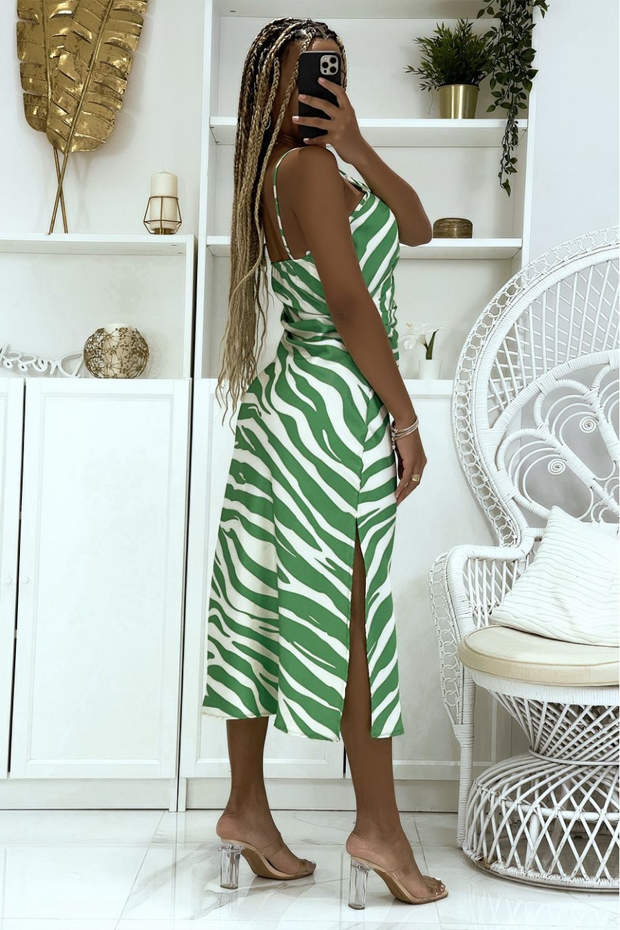 Green dress with trendy wasp-waist effect print, slit on the side and slightly low-cut - 3