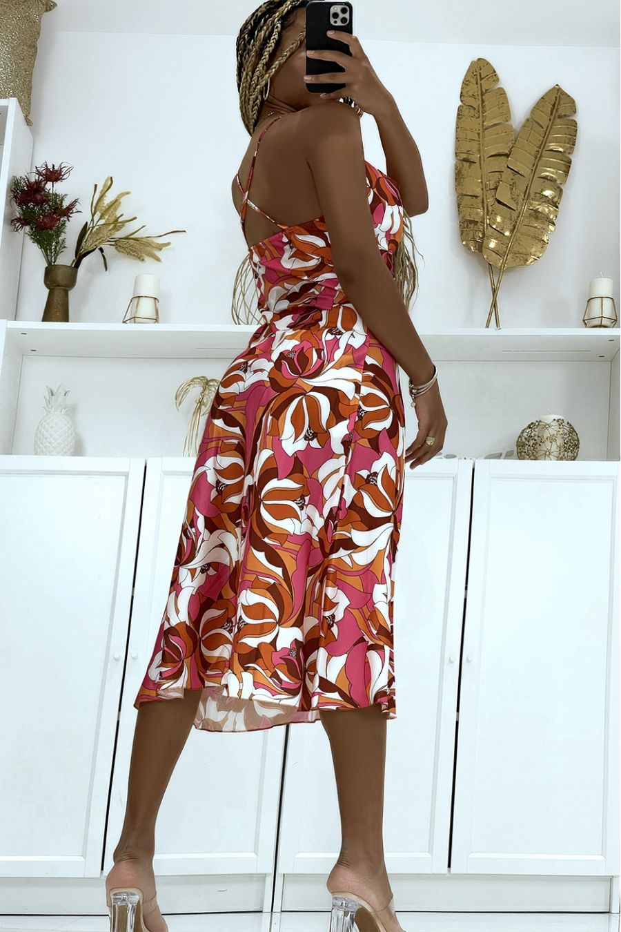 Orange dress with a trendy wasp-waist effect print, split on the side and slightly low-cut - 3