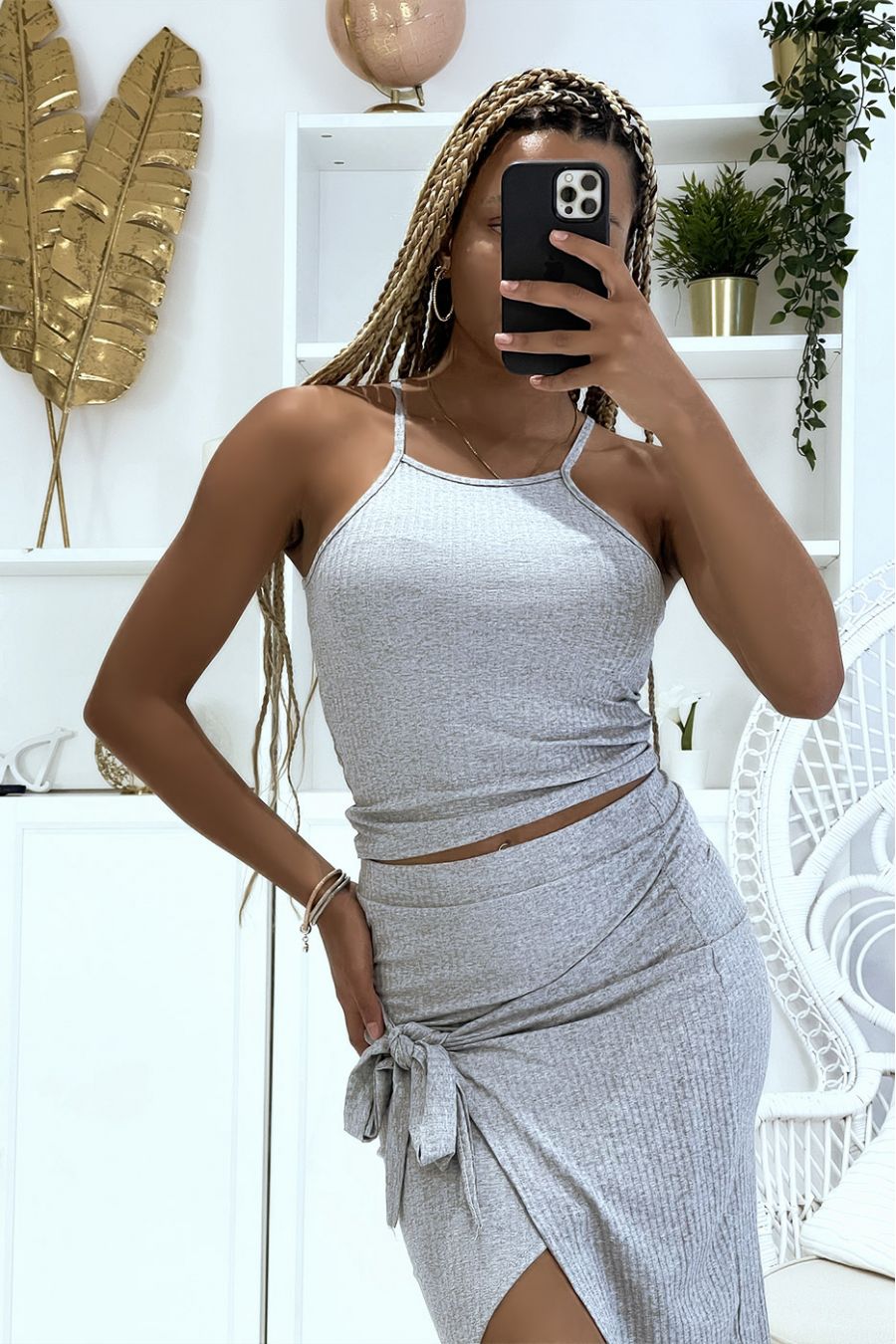 Gray tight-fitting ribbed set with a split on the front, ideal for a chic and casual style - 2