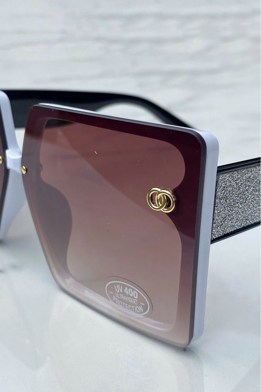 Lot de 12 Lunettes avec différentes couleurs modèle rectangular à vitre fine et détail couleur or sur les branches  - 2