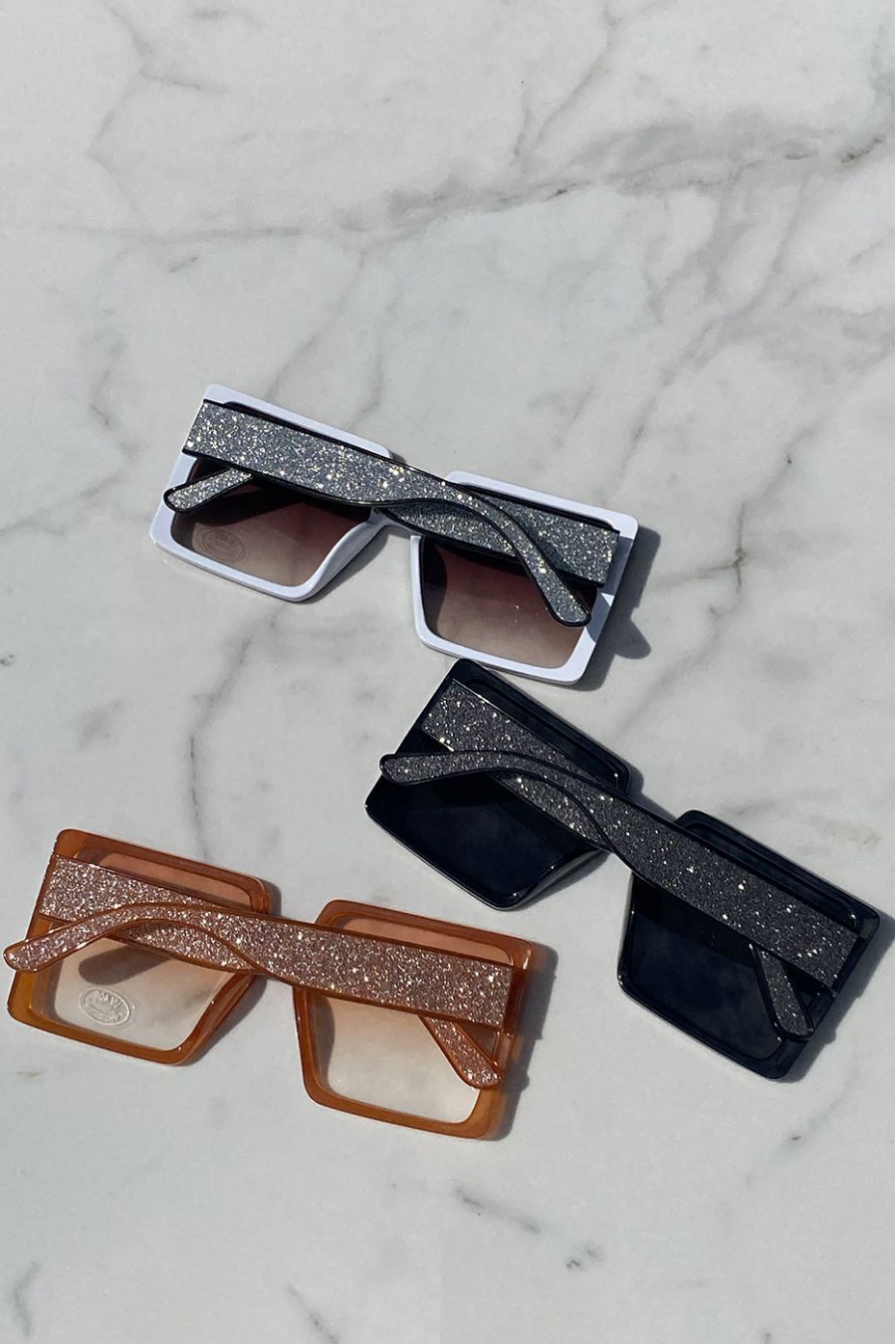 Lot de 12 Lunettes avec différentes couleurs modèle rectangular à vitre fine et détail couleur or sur les branches  - 8