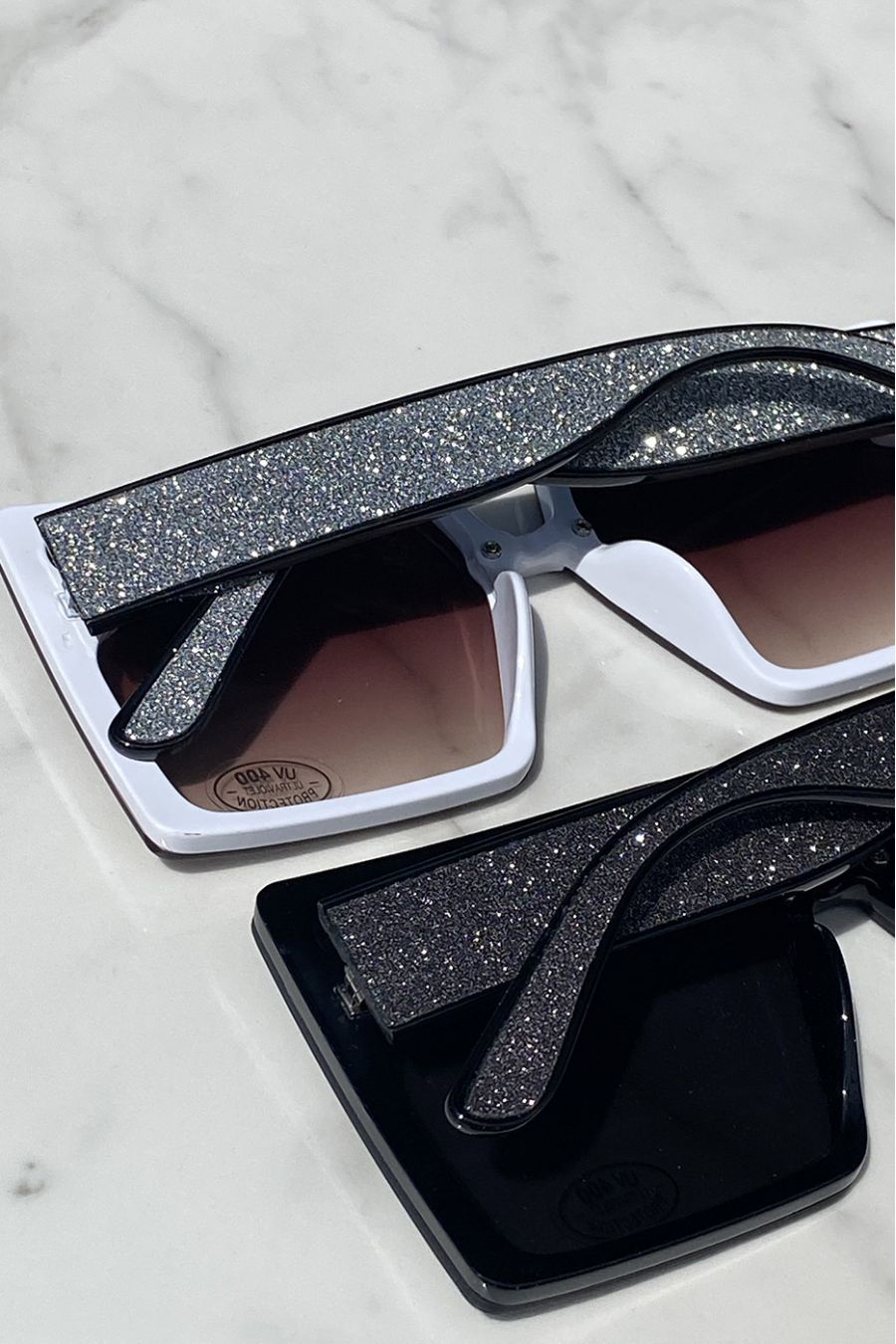 Lot de 12 Lunettes avec différentes couleurs modèle rectangular à vitre fine et détail couleur or sur les branches  - 9