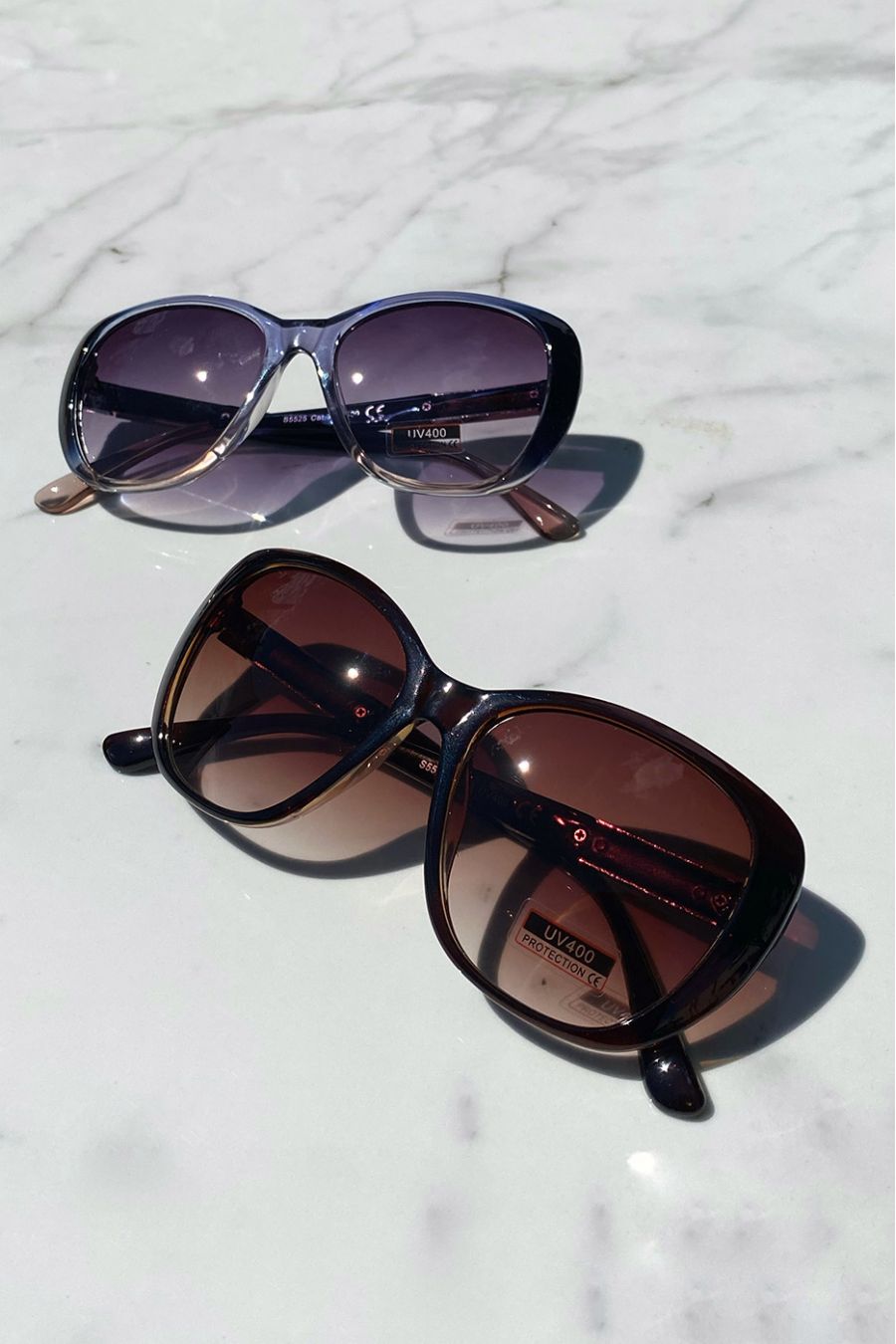 Lot van 12 glazen met verschillende kleuren oversized model met dunne stropdas en matglas en rode en gouden details op de slapen