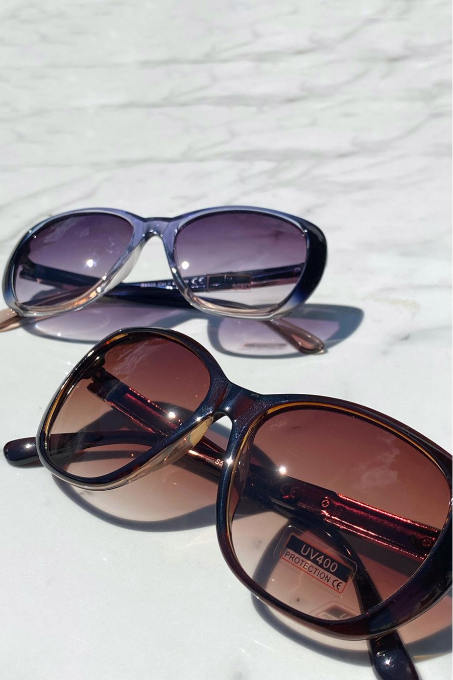 Lot de 12 Lunettes avec différentes couleurs modèle oversized à vitre fine tye and die et détails rouge et or sur les branches -