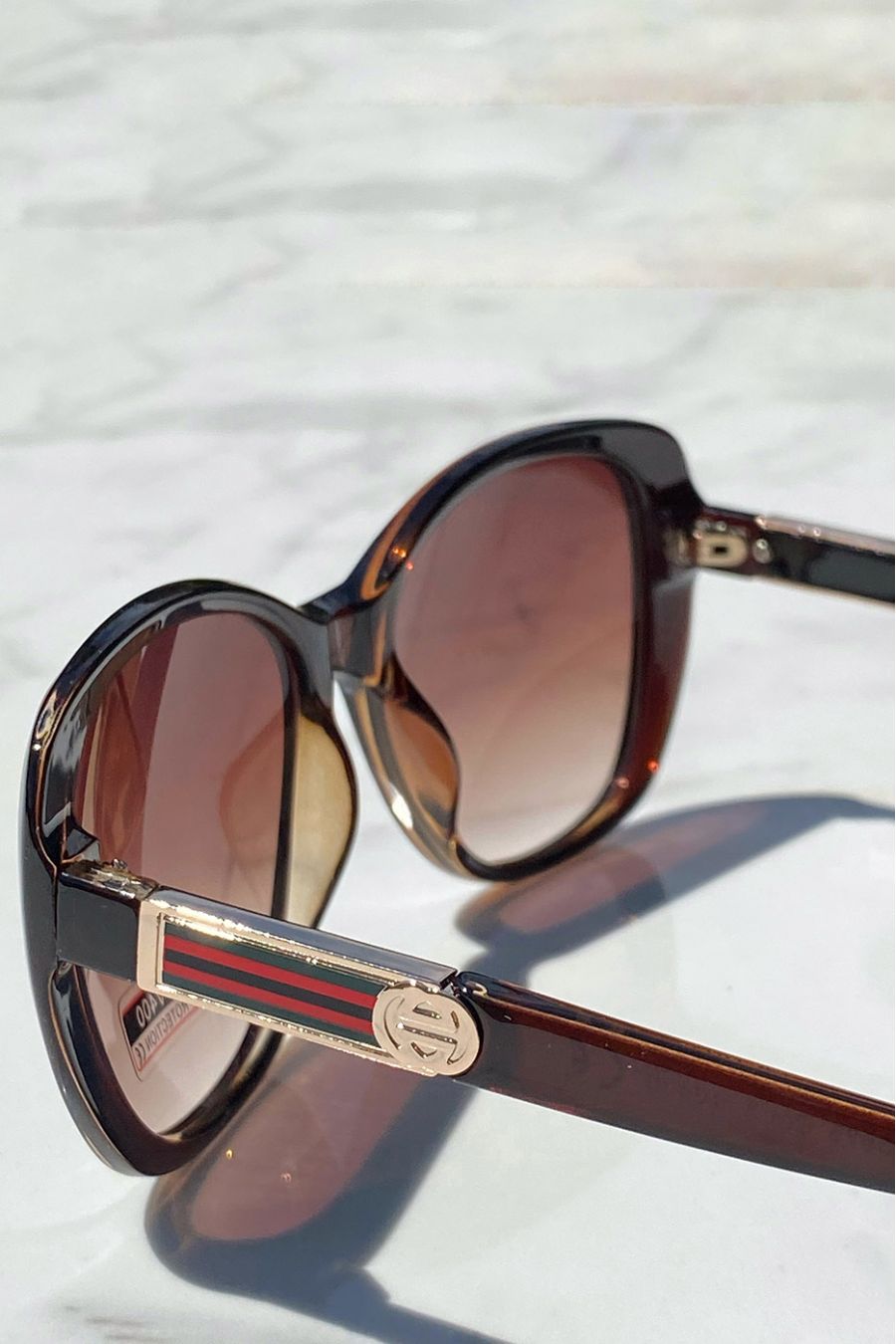 Lot van 12 glazen met verschillende kleuren oversized model met dunne stropdas en matglas en rode en gouden details op de slapen