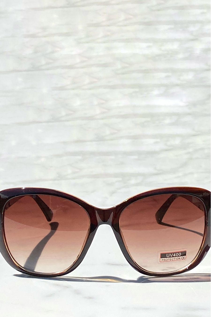 Lot van 12 glazen met verschillende kleuren oversized model met dunne stropdas en matglas en rode en gouden details op de slapen