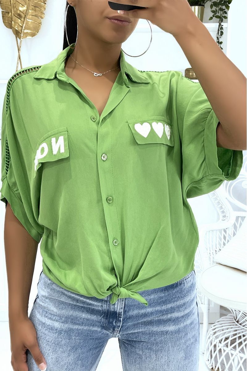 Chemise vert anis ajourée des épaules aux coudes avec des coeurs et écritures "Now" sur les poches - 1