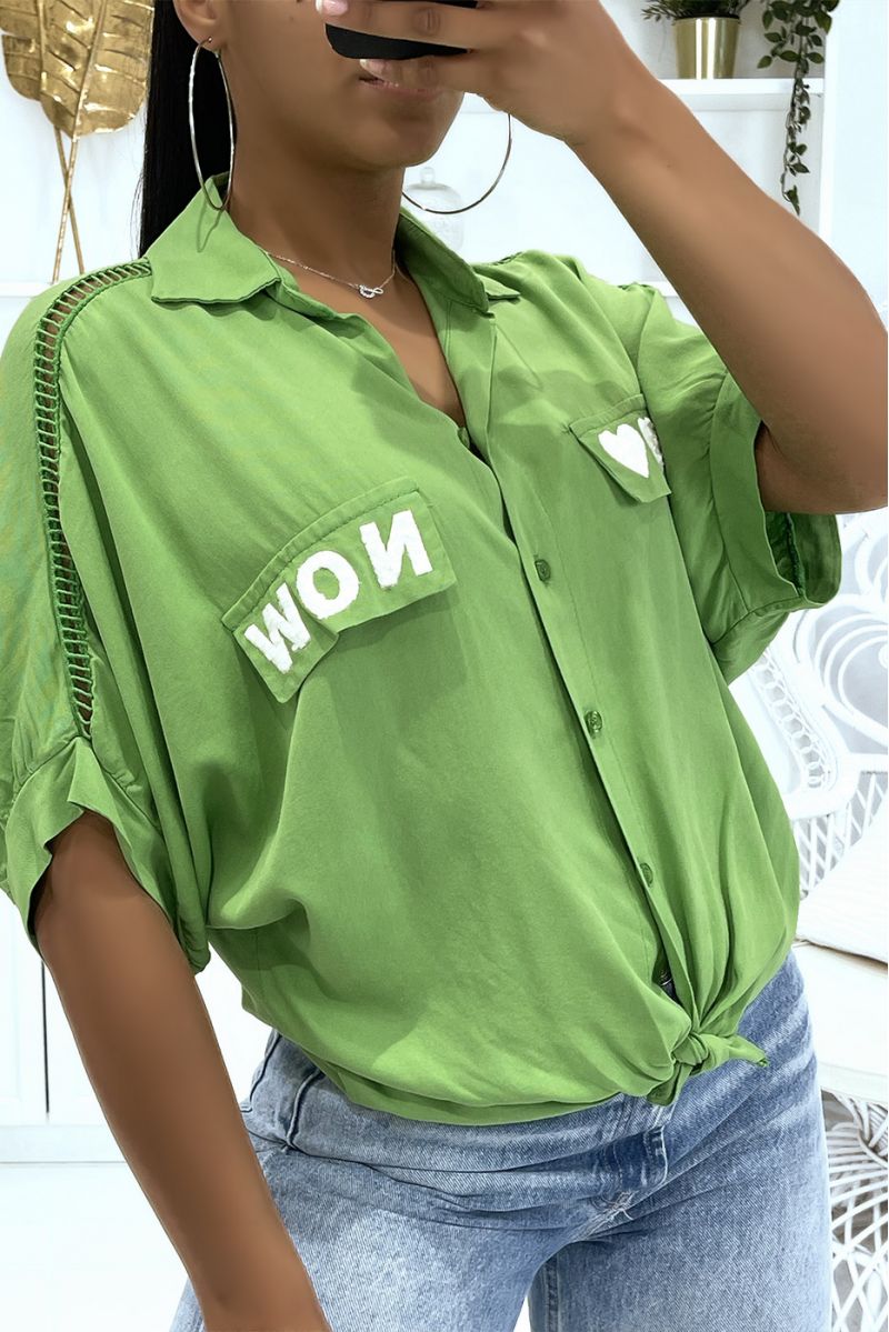 Chemise vert anis ajourée des épaules aux coudes avec des coeurs et écritures "Now" sur les poches - 2