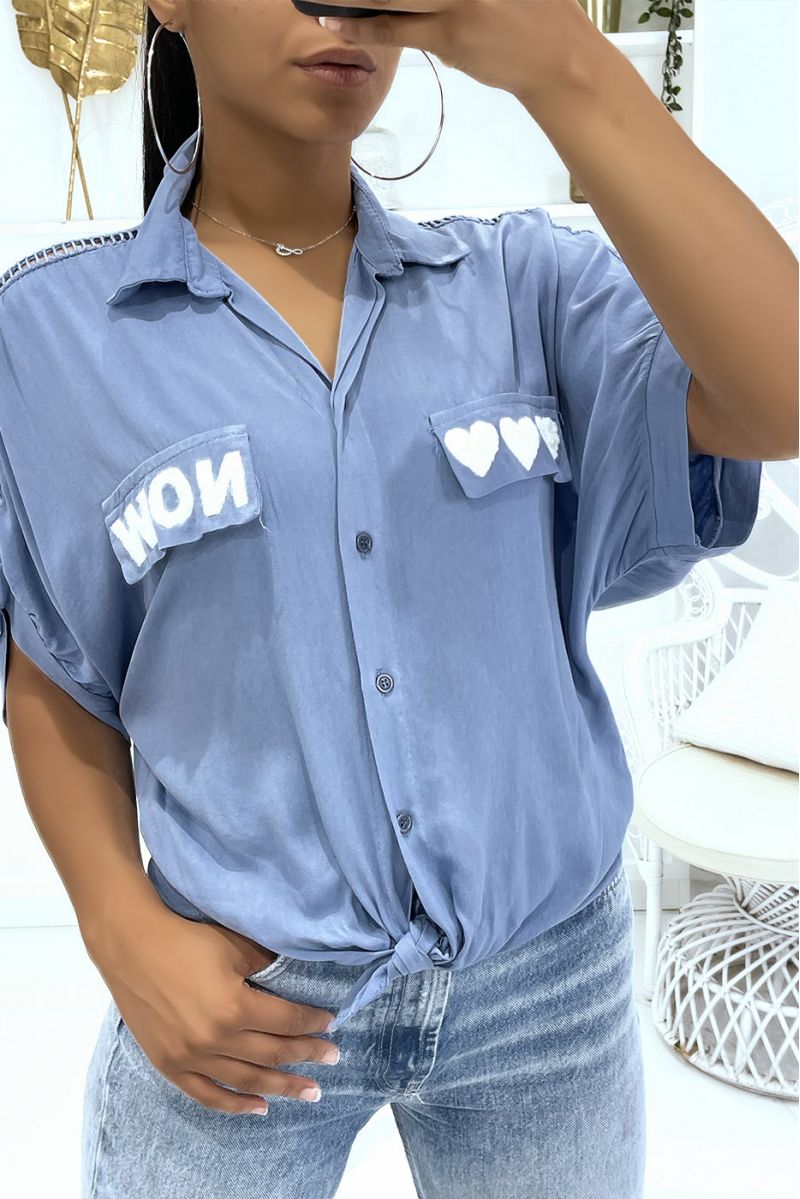 Opengewerkt indigo overhemd van de schouders tot de ellebogen met hartjes en "Now" op de zakken - 1