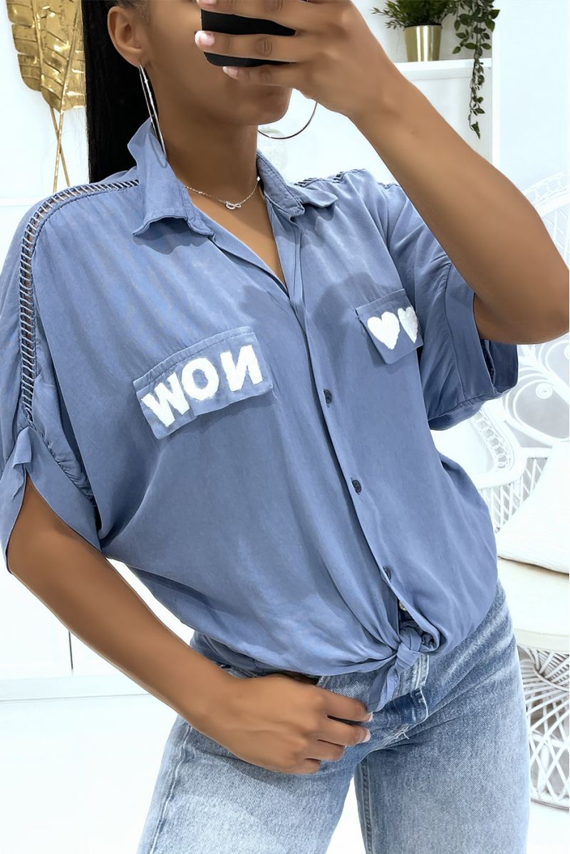 Opengewerkt indigo overhemd van de schouders tot de ellebogen met hartjes en "Now" op de zakken - 2