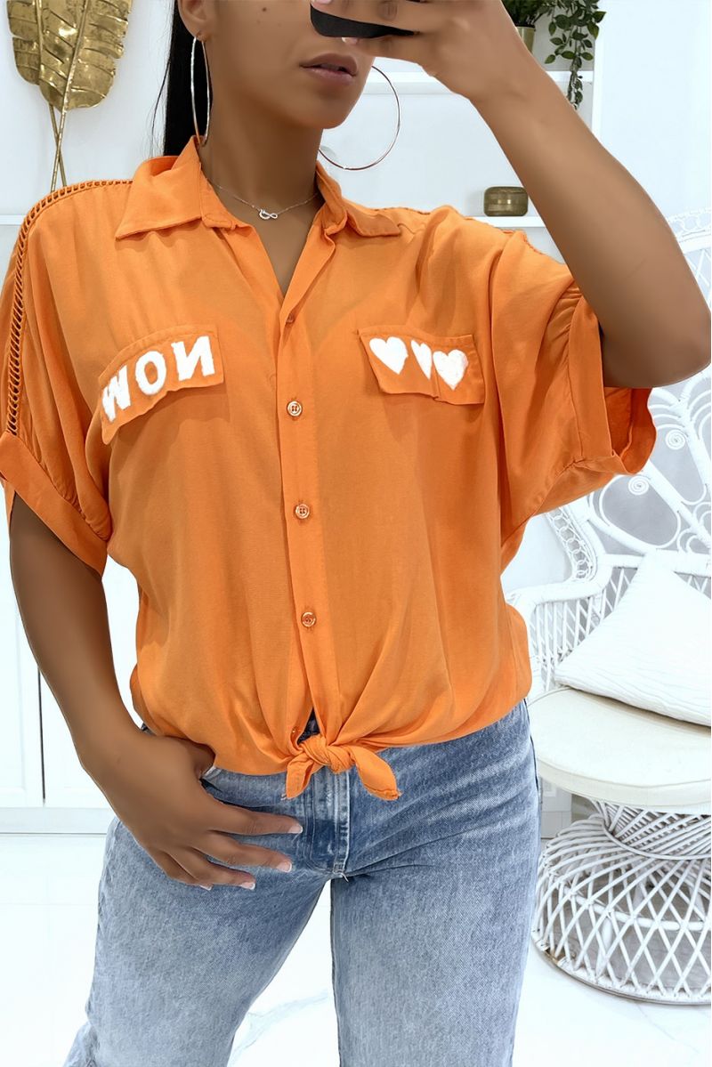 Chemise orange ajourée des épaules aux coudes avec des coeurs et écritures "Now" sur les poches - 1
